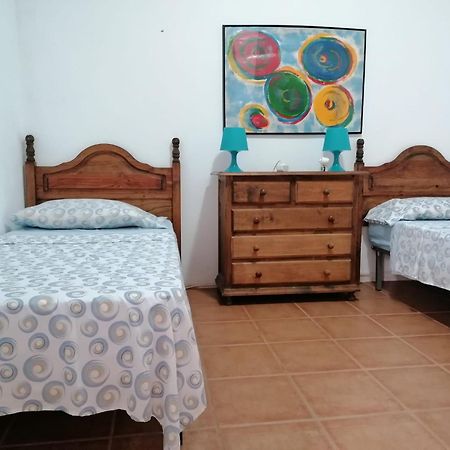 Habitacion En Un Bajo 2 Camas Individual Casa Compartida Abades  ภายนอก รูปภาพ