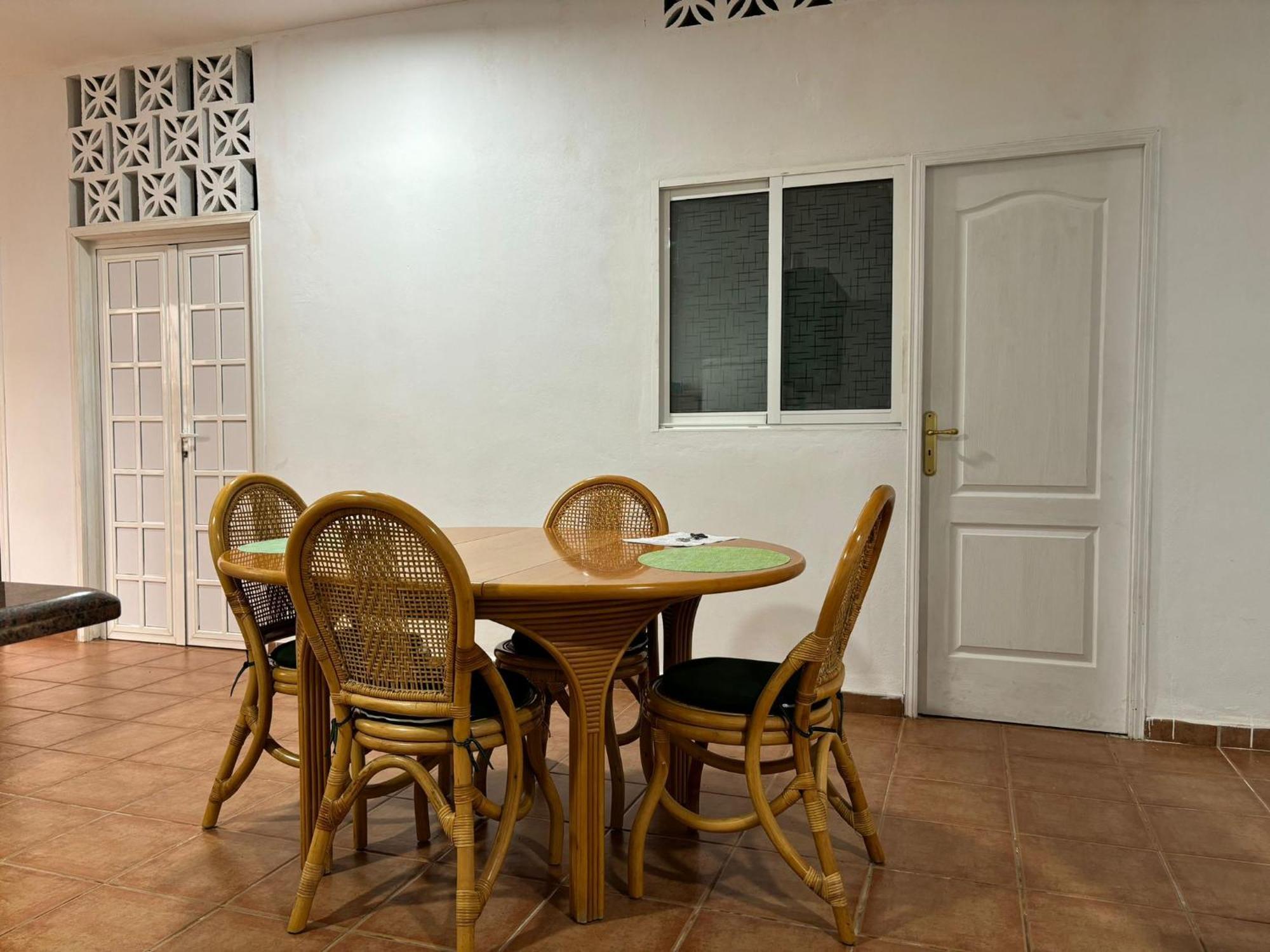 Habitacion En Un Bajo 2 Camas Individual Casa Compartida Abades  ภายนอก รูปภาพ