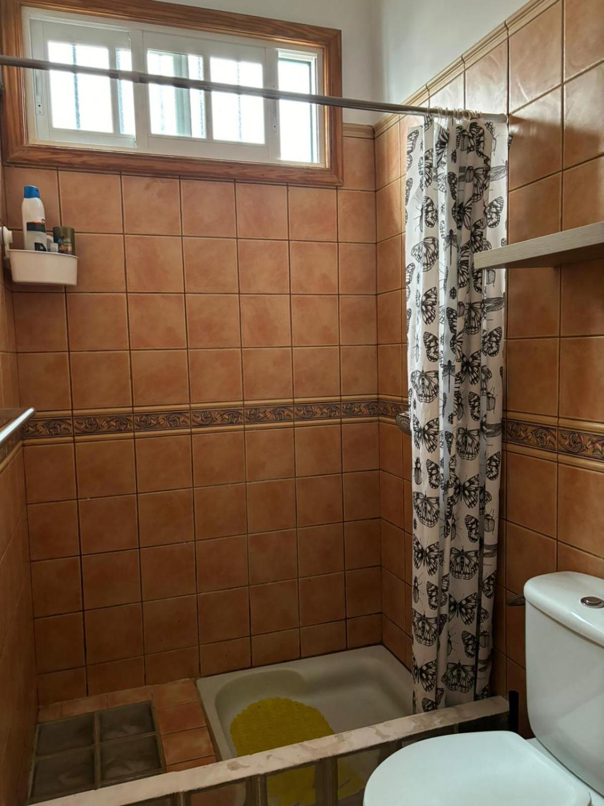 Habitacion En Un Bajo 2 Camas Individual Casa Compartida Abades  ภายนอก รูปภาพ